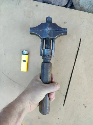 Herramienta antigua de metal y madera