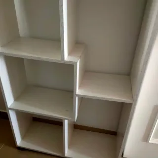 Estantería de madera blanca