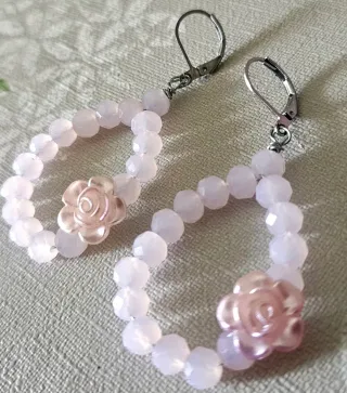 Orecchini pendenti con perle rosa e fiori