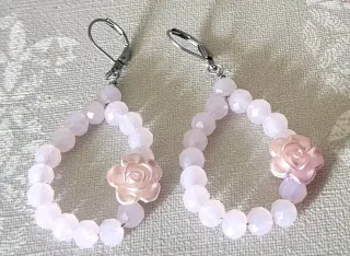 Orecchini pendenti con perle rosa e fiori