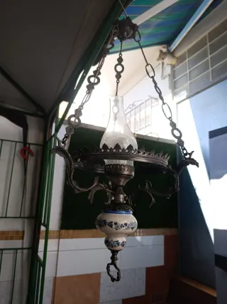 Lámpara de techo antigua de metal y cerámica