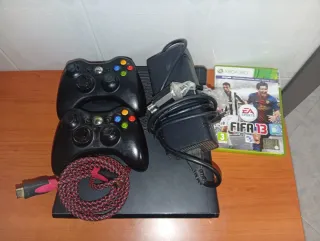 Xbox 360 con 2 controller e FIFA 13