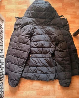 Chaqueta negra con capucha