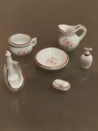 Miniature in ceramica con design vintage per case delle bambole