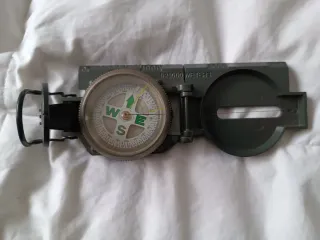 Pack acampada: 2 guías de viaje y 1 brújula