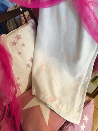 Conjunto tres cojines, mosquitera fucsia y cortina