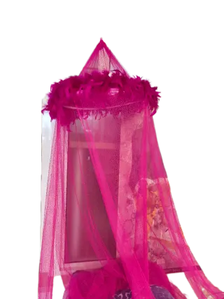 Conjunto tres cojines, mosquitera fucsia y cortina