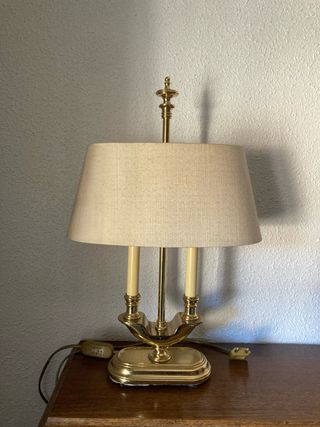 Lámpara de mesa dorada con pantalla beige