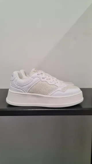 Sneakers bianche con dettagli oro