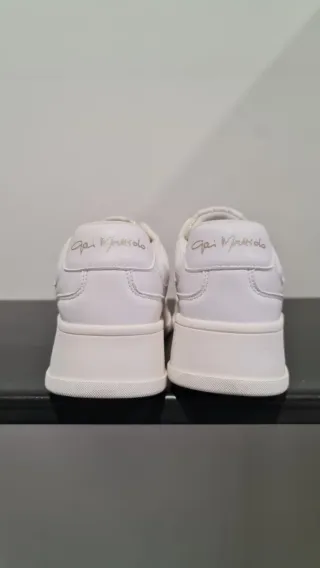 Sneakers bianche con dettagli oro