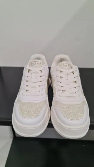 Sneakers bianche con dettagli oro