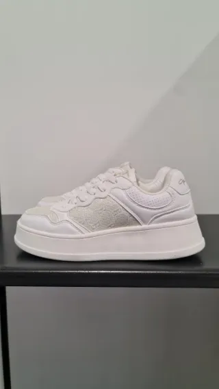 Sneakers bianche con dettagli oro