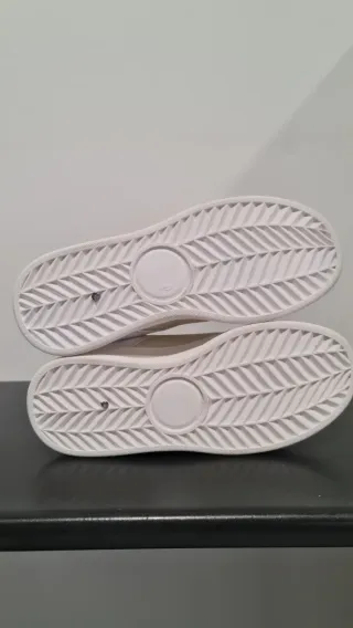 Sneakers bianche con dettagli oro