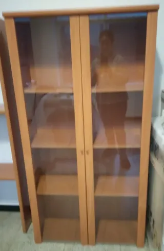 Mueble de madera con puertas de cristal