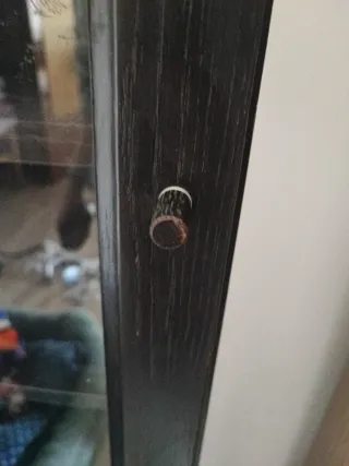 Vitrina Negra con Puertas de Cristal.