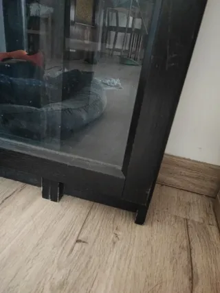 Vitrina Negra con Puertas de Cristal.