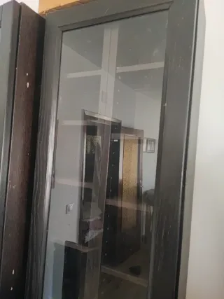 Vitrina Negra con Puertas de Cristal.