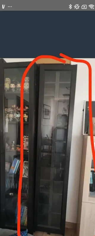 Vitrina Negra con Puertas de Cristal.