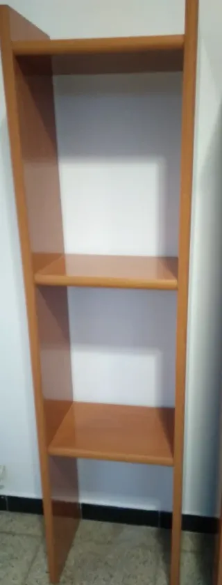 Estantería de madera marrón