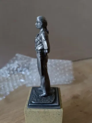 Figura motorista de  policía femenina.