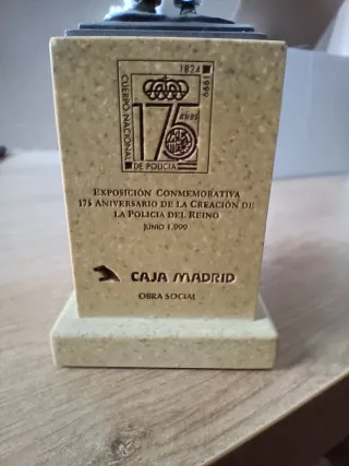 Figura motorista de  policía femenina.