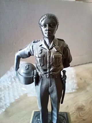 Figura motorista de  policía femenina.