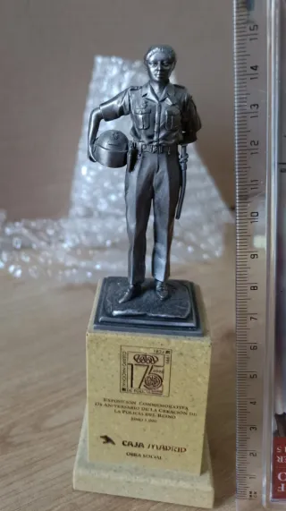 Figura motorista de  policía femenina.