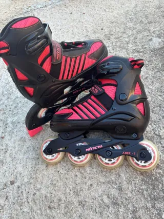 Patines en línea rosas y negros.