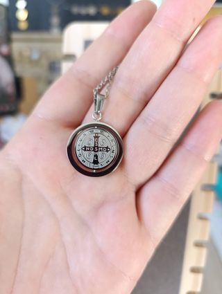 Collar San Benito giratorio plateado