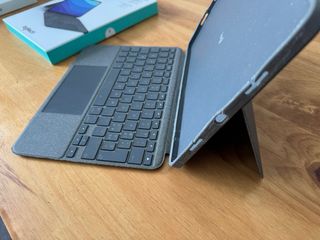 Funda Logitech Combo Touch iPad 11