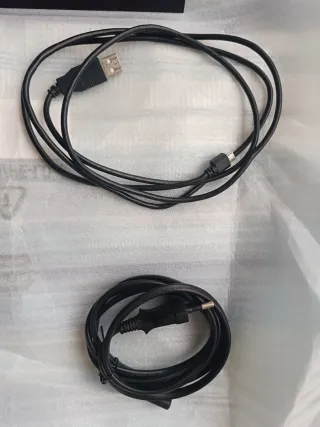 Consola Sony PS4 Negra + Mando y Cables