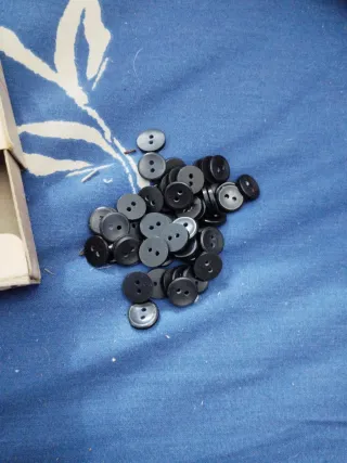 Botones negros pequeños para ropa