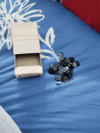 Botones negros pequeños para ropa