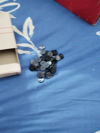 Botones negros pequeños para ropa