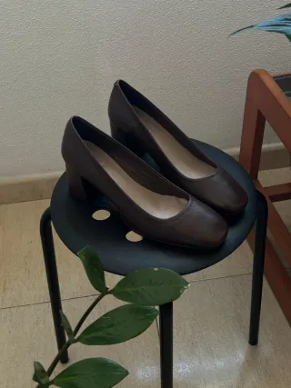 Tacones elegantes de piel