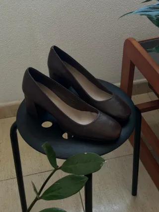 Tacones elegantes de piel