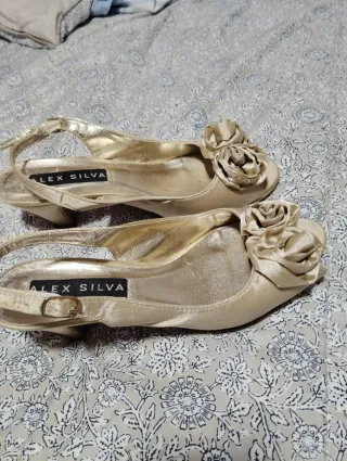 Zapatos ALEX SILVA dorados con flores