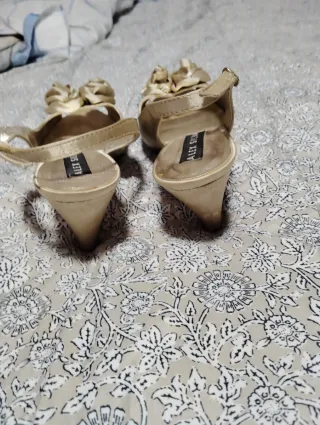 Zapatos ALEX SILVA dorados con flores