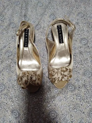 Zapatos ALEX SILVA dorados con flores