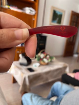 Gafas de sol marrones y rojas