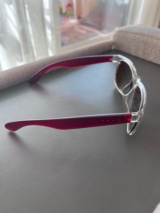 Gafas de sol marrones y rojas