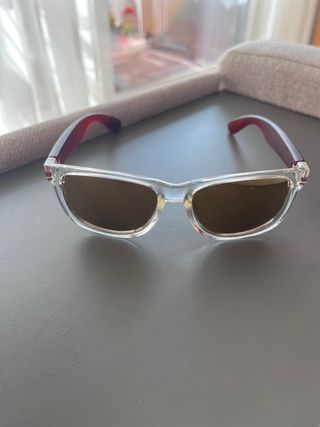 Gafas de sol marrones y rojas
