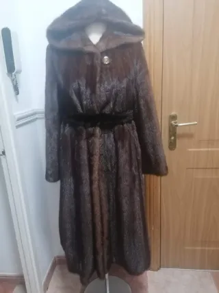 Abrigo de piel con capucha