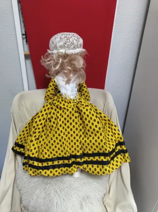 Muñeca antigua con traje regional