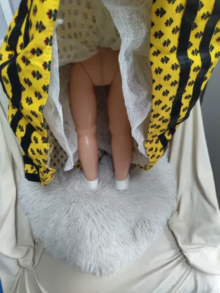 Muñeca antigua con traje regional