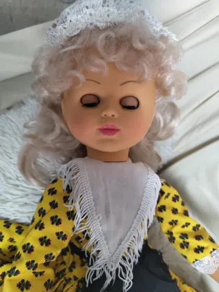 Muñeca antigua con traje regional