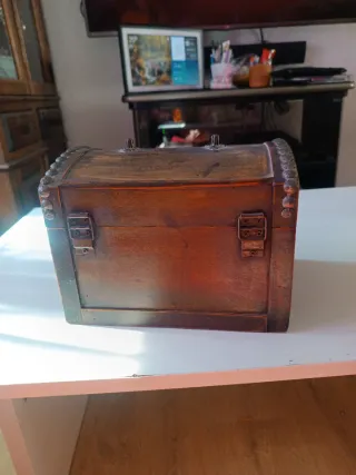 Joyero antiguo de madera con detalles