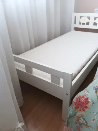 Cama infantil con colchón Ikea blanca