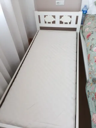 Cama infantil con colchón Ikea blanca