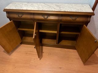 Recibidor madera y mármol